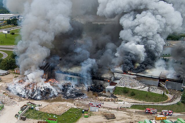 Large fire rips through recycling plant in Vilnius Large fire rips through recycling plant in Vilnius