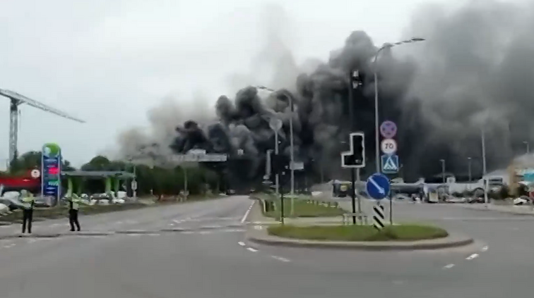 Gaisras „Ecoservice“ įmonėje išplito į du sandėlius, gyventojai raginami vengti buvimo lauke