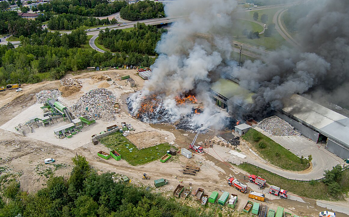 Žinios. Po pusantros paros kovos su ugnimi, pavakare gaisras „Ecoservice“ įmonėje užgesintas