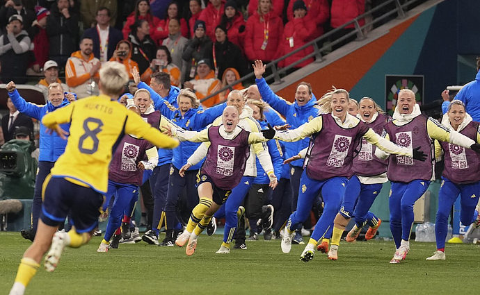 Sportas. Orai. JAV važiuoja namo – švedės dramatiškoje baudinių serijoje eliminavo čempiones