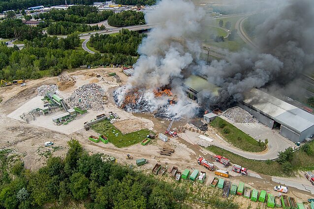 Žinios. Ugniagesių pajėgos dar budi atliekų rūšiavimo įmonės teritorijoje, kur šeštadienį kilo didelis gaisras