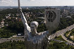 Soviet coat of arms removed from the Mther Ukraine statue in Kyiv