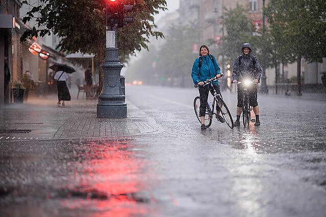 Žinios. Per Lietuvą toliau slenka smarkios liūtys su škvalu: dėl liūties Vilniuje ir Kaune laiku negalėjo nusileisti du orlaiviai