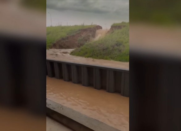 Daugiabučio Vilniuje gyventojai sako nesulaukiantys pagalbos: po stiprios liūties – užtvindyta automobilių stovėjimo aikštelė ir asmeninis turtas