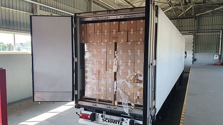 Net nebando maskuoti: sulaikytas vilkikas su milijonu pakelių kontrabandinių cigarečių