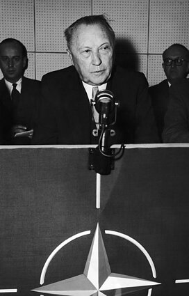 Vakarų Vokietijos kancleris Konradas Adenaueris per spaudos konferenciją, surengtą 1955 m. gegužės 10 d. NATO būstinėje Paryžiuje Vakarų Vokietijos kancleris Konradas Adenaueris per spaudos konferenciją, surengtą 1955 m. gegužės 10 d. NATO būstinėje Paryžiuje