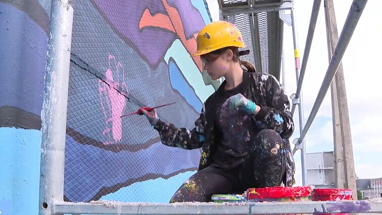 Žinios. Marijampolėje baigiama tapyti ilgiausia mieste – daugiau nei 400 metrų – kalėjimo siena