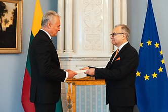 Nausėda paskyrė naują ambasadorių Rumunijoje; Gitanas Nausėda, Artūras Žurauskas