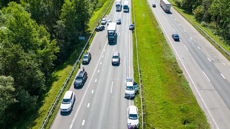 Žinios. Kelyje Vilnius–Klaipėda penktadienį susiformavo 8 km spūstis: avarijoje susidūrė 5 automobiliai
