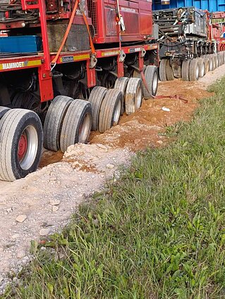 Įklimpęs didžiausią Lietuvoje krovinį gabenantis transportas Įklimpęs didžiausią Lietuvoje krovinį gabenantis transportas