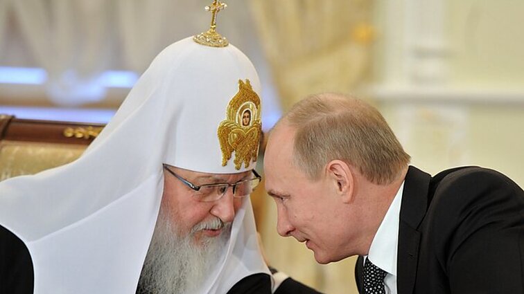 Žinios. Maskvos stačiatikių patriarchui Kirilui reikalaujant melstis už „pergalę“, dvasininkai baudžiami dėl maldos už taiką