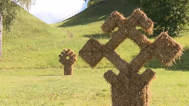 Šiaudinės skulptūros Dainavos metams: prie Alytaus piliakalnio – paroda „Amžinieji sodai“