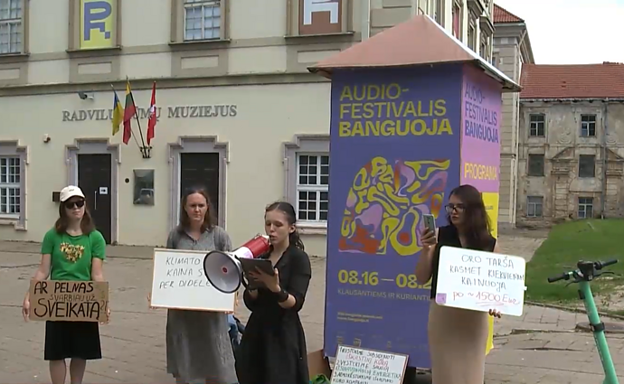 Prie SAM protestą surengę aktyvistai: gyvenimas užterštoje aplinkoje per metus lietuviui atsieina 1,5 tūkst. eurų