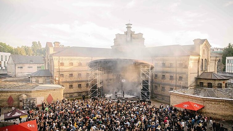 Vasara su muzika tęsiasi: klausytojų lauks „Colours Of Bubbles“, „Local Blood x Orai“ ir kiti