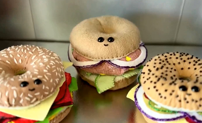 Maisto parduotuvė, iš kurios išeini alkanas: menininkės kūrinius iš veltinio inspiravo beigeliai