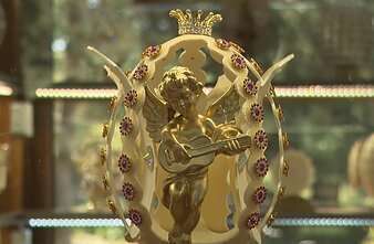 Išpjaustytas ir dekoruotas stručio kiaušinis