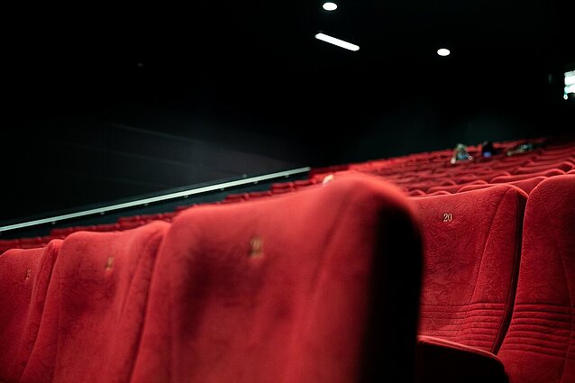 Kino naujienos. Tarp premjerų – „Sacharos princai“, „Mėlynasis vabalas“ ir „Du bilietai į Graikiją“