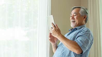 Senjoras naudojasi internetu, asociatyvi nuotr.