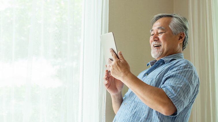 Senjoras naudojasi internetu, asociatyvi nuotr.