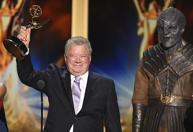 Williamas Shatneris 2018 m. Televizijos akademijos kūrybinių menų „Emmy“ apdovanojimų metu „Žvaigždžių kelio“ aktorių ir įgulos vardu atsiėmė „Guvernors“ apdovanojimą.
