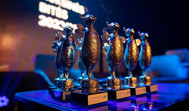 Ilgametė tradicija tęsiasi: LRT darbuotojų rankose nutūpė „Auksinės bitės“