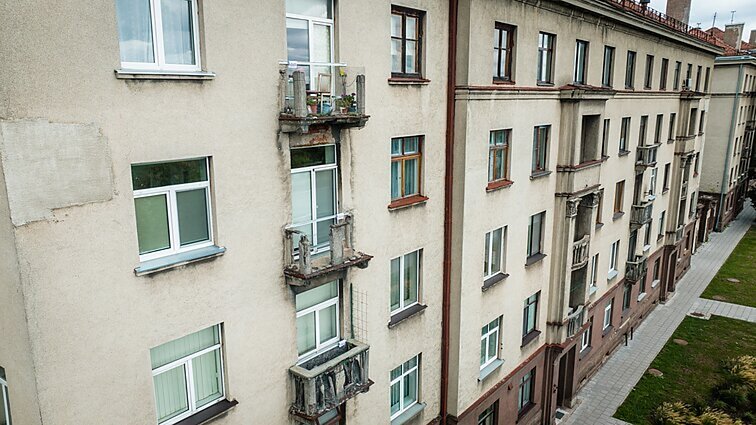 Žinios. Daugiabučių namų administratoriai ragina gyventojus imtis avarinės būklės balkonų remonto