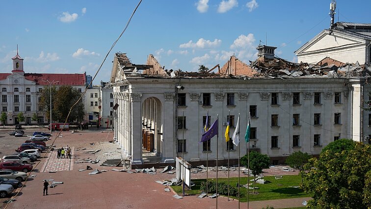 Žinios. Rusija smogė Černihivo universitetui ir teatrui: žuvo 7 žmonės, sužeistųjų – daugiau kaip 100