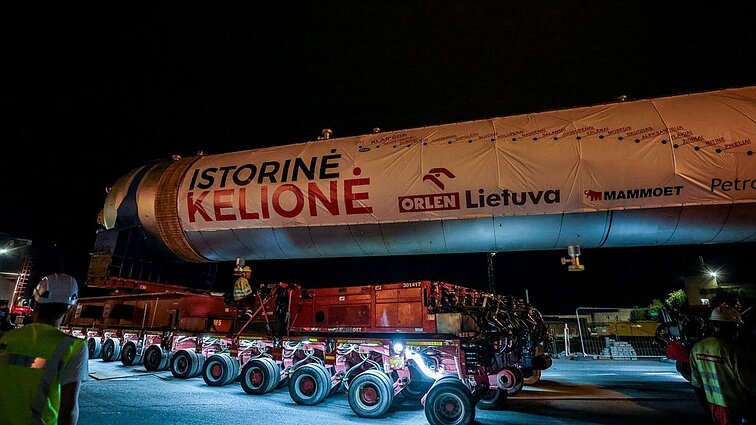 Žinios. Istorinė kelionė baigėsi: į „Orlen Lietuva“ atkeliavo pusantro tūkstančio tonų sveriantis reaktorius