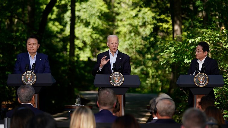 Įvertino istorinį JAV ir Pietų Korėjos bei Japonijos lyderių susitikimą: simbolizmas reikšminga, bet svarbu tęstinumas