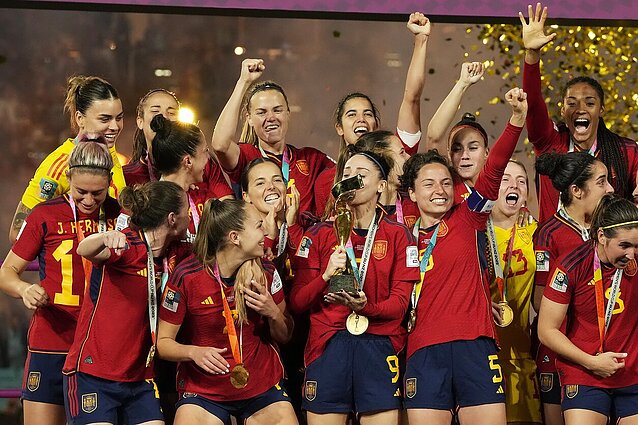 Aistros dėl bučinio pasaulio čempionate: Ispanijos futbolo federacijos prezidentas kritikuojamas dėl nederamo elgesio