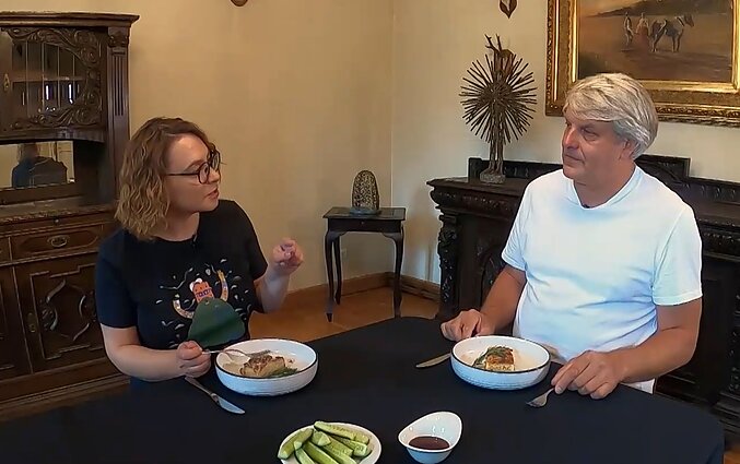 LRT reporterė D. Lisauskaitė ir Rimvydas Laužikas ragauja „foršmaką"