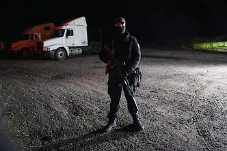 Rusijos tarnybos budi prie lėktuvo, kuriuo, kaip skelbiama, skrido Jevgenijus Prigožinas, katastrofos vietos Rusijos tarnybos budi prie lėktuvo, kuriuo, kaip skelbiama, skrido Jevgenijus Prigožinas, katastrofos vietos