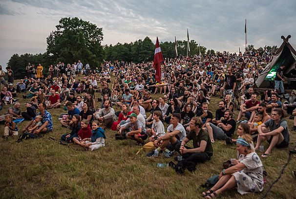 Populiariosios muzikos koncertų apžvalga: atlikėjo Cutugno mirtis, festivalis „Mėnuo Juodaragis“ bei „GusGus“ koncertas Kaune