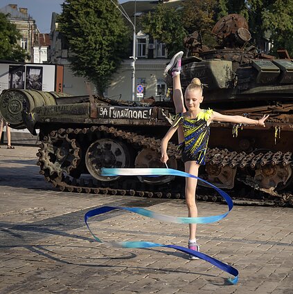 Kijeve mergina koncertuoja šalia sunaikintų Rusijos karinių transporto priemonių