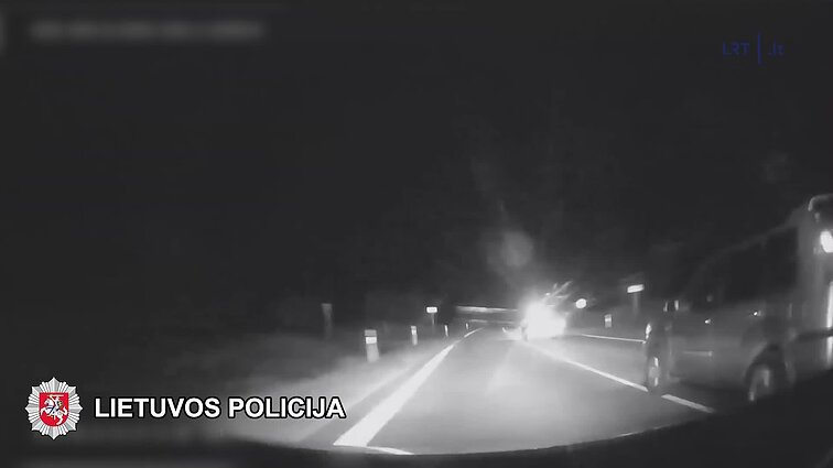 Policijos pareigūnai persekiojo sprunkantį visureigį