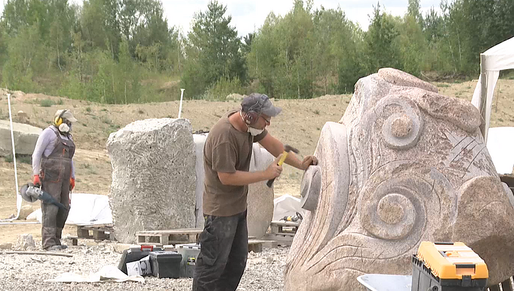 Pakruojyje vyksta dolomito skulptūrų simpoziumas: šiųmetės skirtos įamžinti miesto gimtadienį