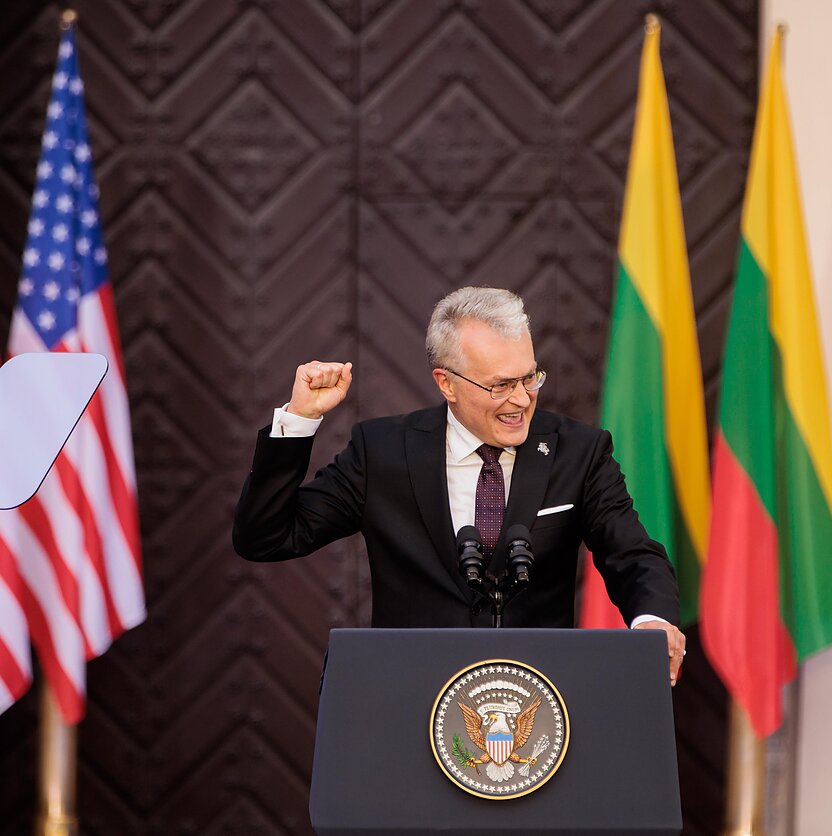 E. Blažio / LRT nuotr., Amerikos Prezidento Joe Biden kalba VU kiemelyje