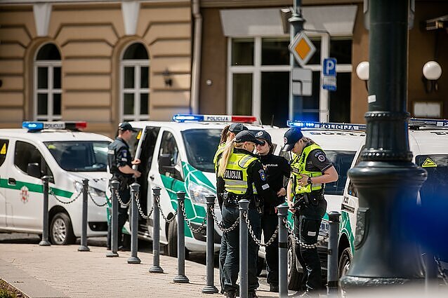 Policija apie brutalias muštynes Laisvės alėjoje: „Tai susiję su nusikalstamų grupuočių santykių aiškinimusi“ Policija apie brutalias muštynes Laisvės alėjoje: „Tai susiję su nusikalstamų grupuočių santykių aiškinimusi“