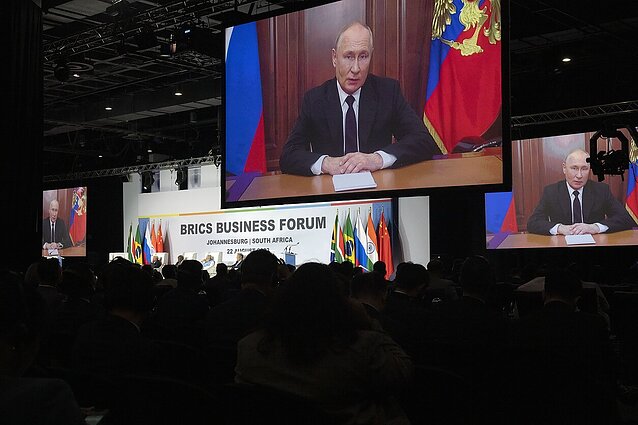 BRICS klubas plečiasi: artimiausiu metu prie atsvaros Vakarų formuotoms tarptautinėms institucijoms prisijungs dar 6 šalys