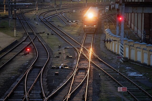 Lenkija tiria kiberataką prieš geležinkelius: šalyje sutriko traukinių eismas, 2 traukiniai nuvažiavo nuo bėgių, dar 2 susidūrė