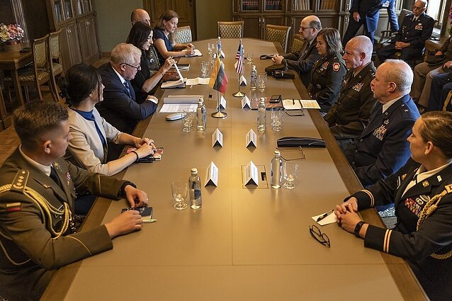 Pratęstas bendradarbiavimas su JAV Pensilvanijos nacionaline gvardija: Lietuvos kariuomenės vadas Katedros aikštėje pasirašė sutartį