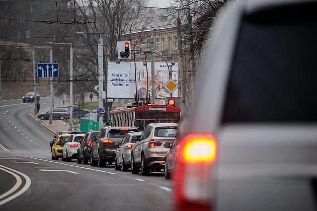 Rudeniui artėjant – saugaus eismo patarimai: ekspertas ragina nedaryti kelių esminių klaidų