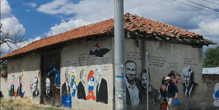 Bulgarijos kaimas išpopuliarėjo dėl gatvės meno: sienas puošia pasaulio lyderiai, personažai ir kultūros ikonos