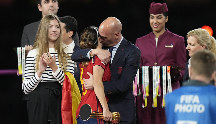 Skandalas, temdantis Ispanijos futbolininkių pergalę: kodėl seksualiniu priekabiavimu kaltinamas federacijos prezidentas neatsistatydina?