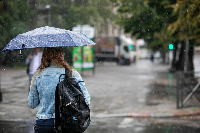 Meteorologo teigimu, skėčių reikėtų nepamiršti: vėl grumsis vėsa su šiluma, gali būti ir stiproko lietaus, ir perkūnijų