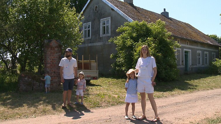 Vilniečius naujų namų paieškos atvedė į Šilutės rajoną: šimtametėje sodyboje kuriamo gyvenimo centre – šeima, tvarumas ir kūryba