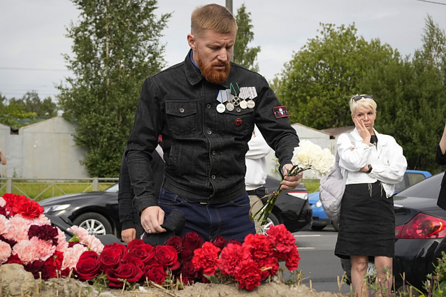 Vienose Sankt Peterburge kapinėse užfiksuoti „Wagner“ ženklus dėvintys vyrai: spėjama, kad vyksta Prigožino laidotuvės