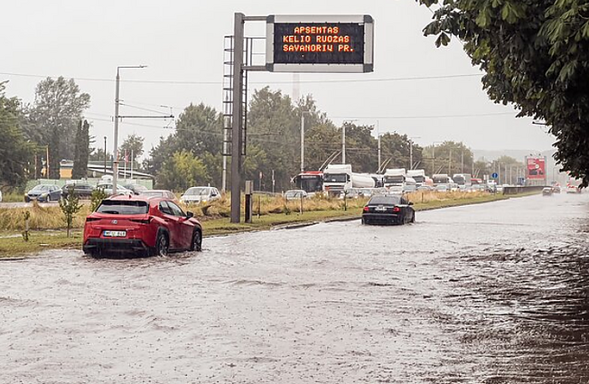 Sinoptikai įspėja apie galingas audras, kelininkai ruošiasi patvinusioms gatvėms