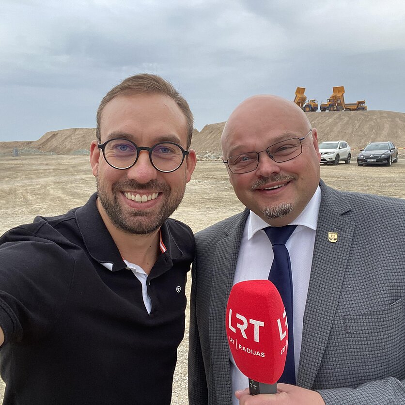 Už Vilniaus. Pakruojo miesto šventės koncertas antrus metus vyksta išskirtinėje erdvėje – dolomito karjere, kuris specialiai išsprogdinamas