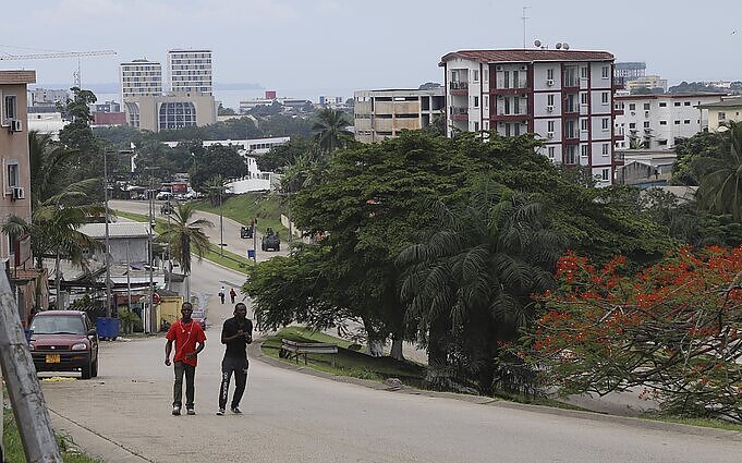 Perversmas Gabone: kariuomenės vadai skelbia, kad sulaikytas šalies prezidentas „išleidžiamas į pensiją“